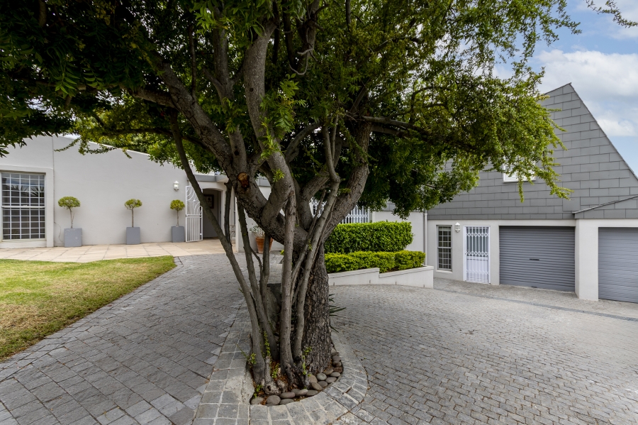 To Let 4 Bedroom Property for Rent in Heldervue Western Cape